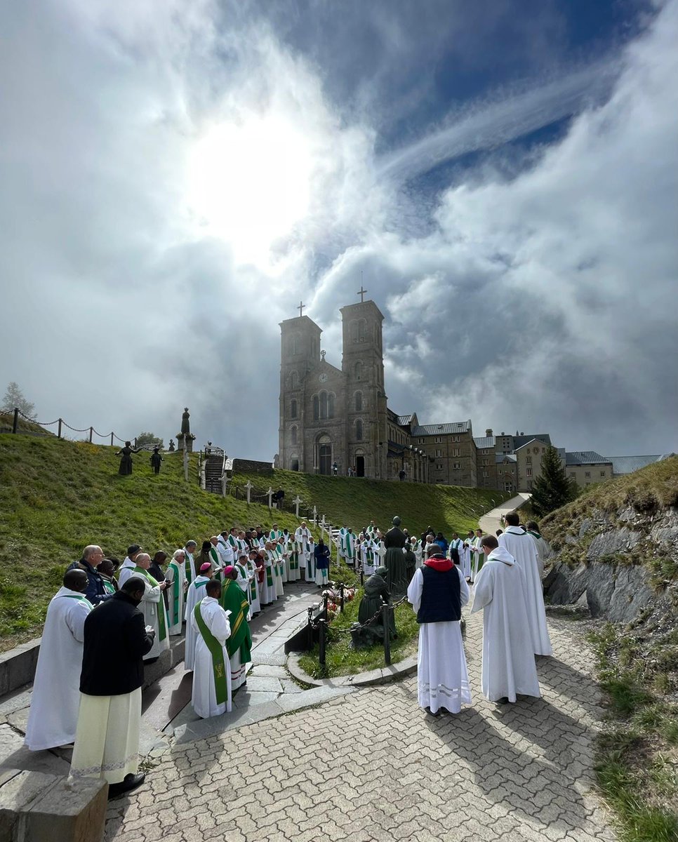bcardinne's tweet photo. Magnifique journée des #Prêtres du diocèse de #Grenoble #Vienne à N.-D. de #LaSalette.
La prière dans le vallon de l'Apparition. https://t.co/oj6A49KPDP