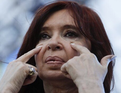 crishansen's tweet photo. @FREEDOM41125082 @CFKArgentina La MONA, aunque se vista de seda, MONA QUEDA!
Lo mismo corre para #yeguas y #yararas https://t.co/yFbVXE1qBG