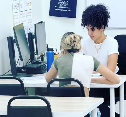 <a href="/oasisnashville/">Oasis Center</a> is looking for tutors to share their expertise with students at Nashville State Community College! Tutors are needed to help students improve their knowledge in writing, math, science, etc. 

Express interest: hon.org/opportunity/a0…