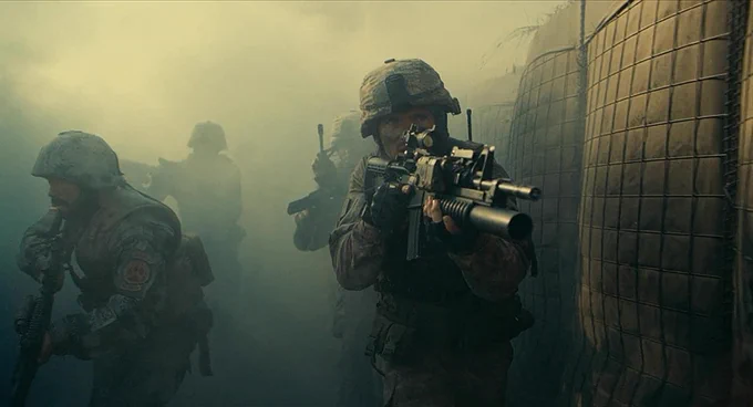 『アウトポスト』って映画見ました。戦術的不利な立地に建てられた前哨基地で、指揮官の死や滞る任務で疲弊していくが、ある日大勢の敵が押し寄せて来て、基地を守るために一丸となって戦い抜く。って話。実際にあった戦闘らしく、兵士たちが各々の役割をこなして戦う展開がなかなか良かったですよ! 