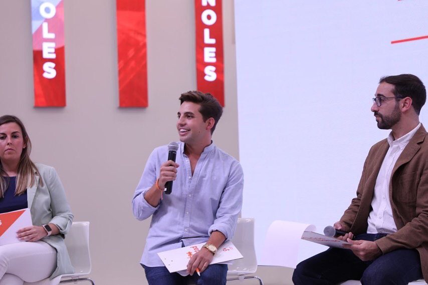 JcsMadrid_'s tweet photo. 🗣 El pasado viernes tuvo lugar el debate entre candidatos a coordinador nacional de @jovenesCs 

 🗳 ¡Recuerda que puedes votar hasta mañana a las 10:00 am!

#PrimariasJcs 

📲 https://t.co/g4rGfBCCXy https://t.co/yRkxqm4ayg