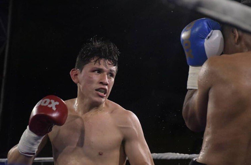 JulianCaperaB's tweet photo. El boxeador colombiano Luis Quiñones continúa en coma inducido luego de ser noqueado la noche del sábado en Baranquilla, en el combate que disputaba frente a José Muñoz, por el título nacional de las 140 libras. https://t.co/Wqb5sJW2tv