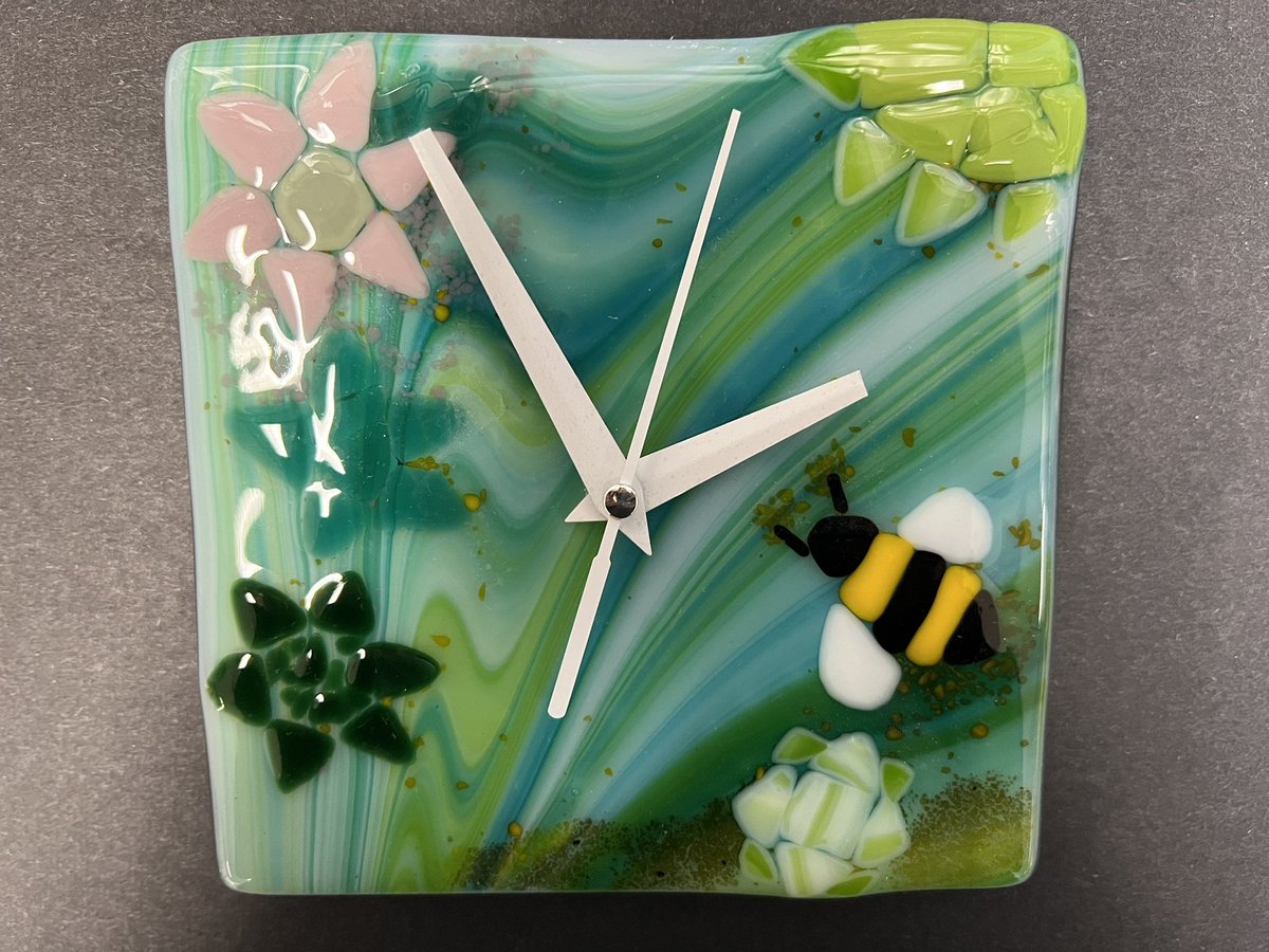 Art_nicholson's tweet photo. 8th grade ceramics students created glass fused clocks!  I am so impressed with the results!  @WestviewSVVSD @ApWestview #SVVSDArt https://t.co/EJadiirJdJ