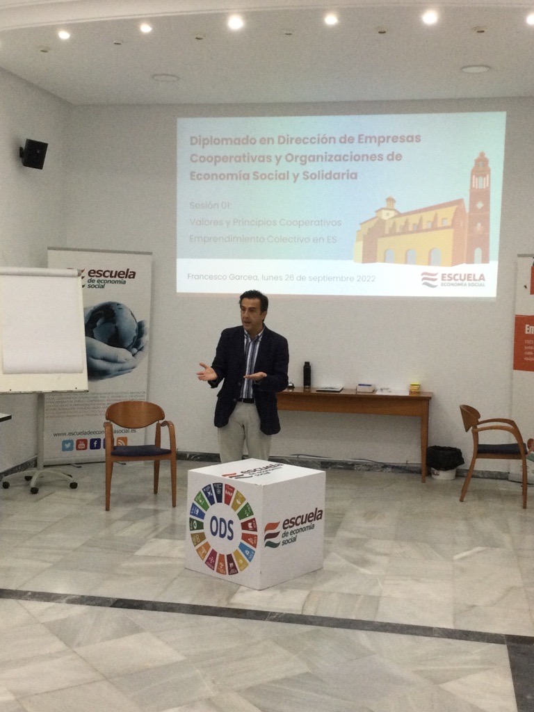 economia_social's tweet photo. @economia_social
#Diplomado #Ed21 #Comenzamos
Nuestro director, @Ariza68Jose da la bienvenida a las y los participantes en la XXI Ed. Diplomado en Dirección de Empresas Cooperativas y Organizaciones de #ESS
Espacio de aprendizaje y capacitación ▶️#Cuba #Guatemala #Honduras https://t.co/mBFMMqQADo