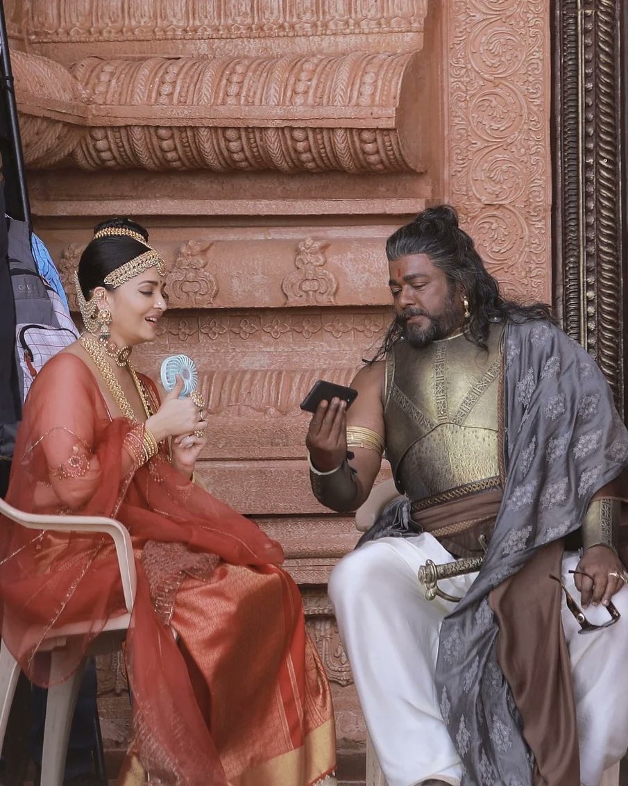 news_bugz's tweet photo. #AishwaryaRaiBachchan on the sets of #PonniyinSelvan with #Partiban #Sarathkumar 

#nandini #PonniyinSelvan1 https://t.co/MfJLloNrUm