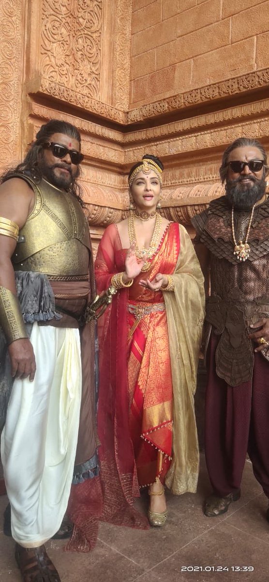 news_bugz's tweet photo. #AishwaryaRaiBachchan on the sets of #PonniyinSelvan with #Partiban #Sarathkumar 

#nandini #PonniyinSelvan1 https://t.co/MfJLloNrUm