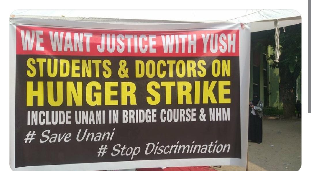 _umm_e_hani's tweet photo. Students and doctors of government nizamia tibbi college on #HUNGERSTRIKE @trsharish 
@asadowaisi ,@KTRTRS @moayush
# WE WANT BRIDGE COURSE,#WE WANT EMPLOYMENT https://t.co/ll48OMaYpY