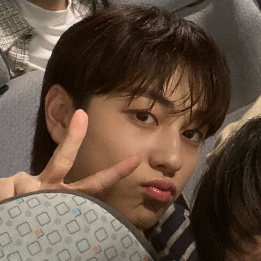 0504FEED's tweet photo. #taki's fav pose https://t.co/sN5hQhlQKk