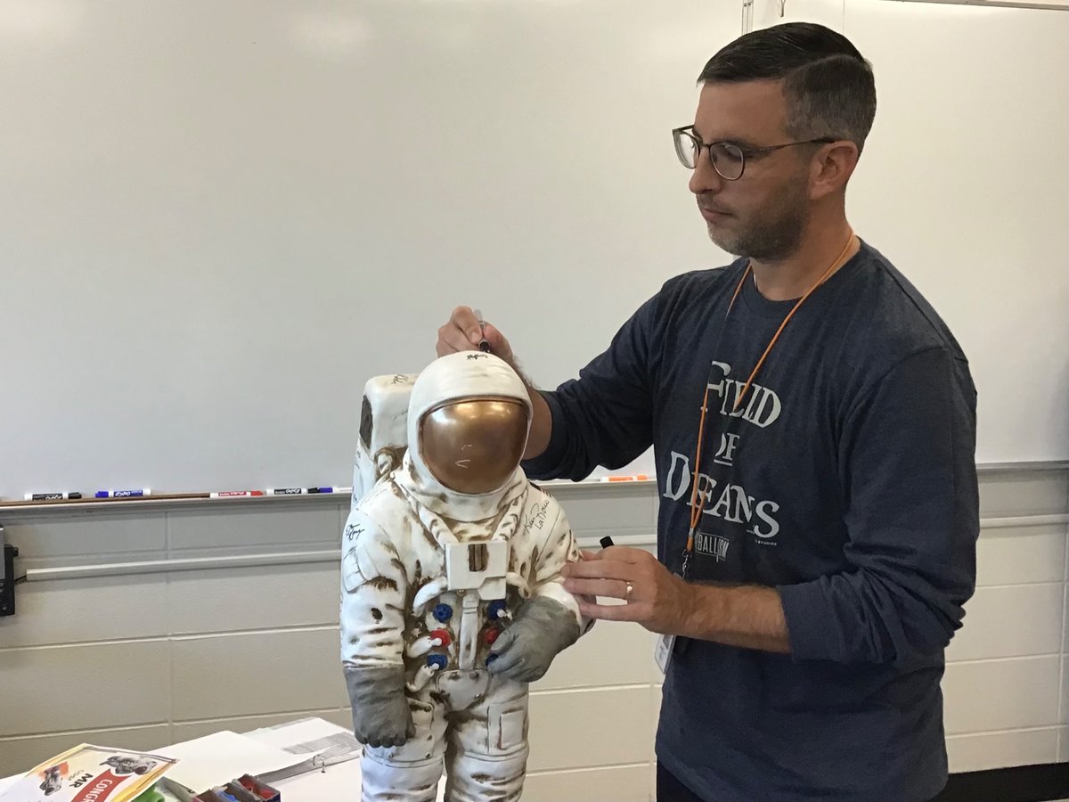 AstroMediaTyler's tweet photo. This week we congratulated Mr. Jett for all his hard work here at Shepard with the Cosmo Award @AstroworldMedia https://t.co/S8gtvzNt8J