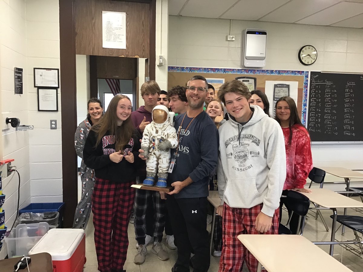 AstroMediaTyler's tweet photo. This week we congratulated Mr. Jett for all his hard work here at Shepard with the Cosmo Award @AstroworldMedia https://t.co/S8gtvzNt8J