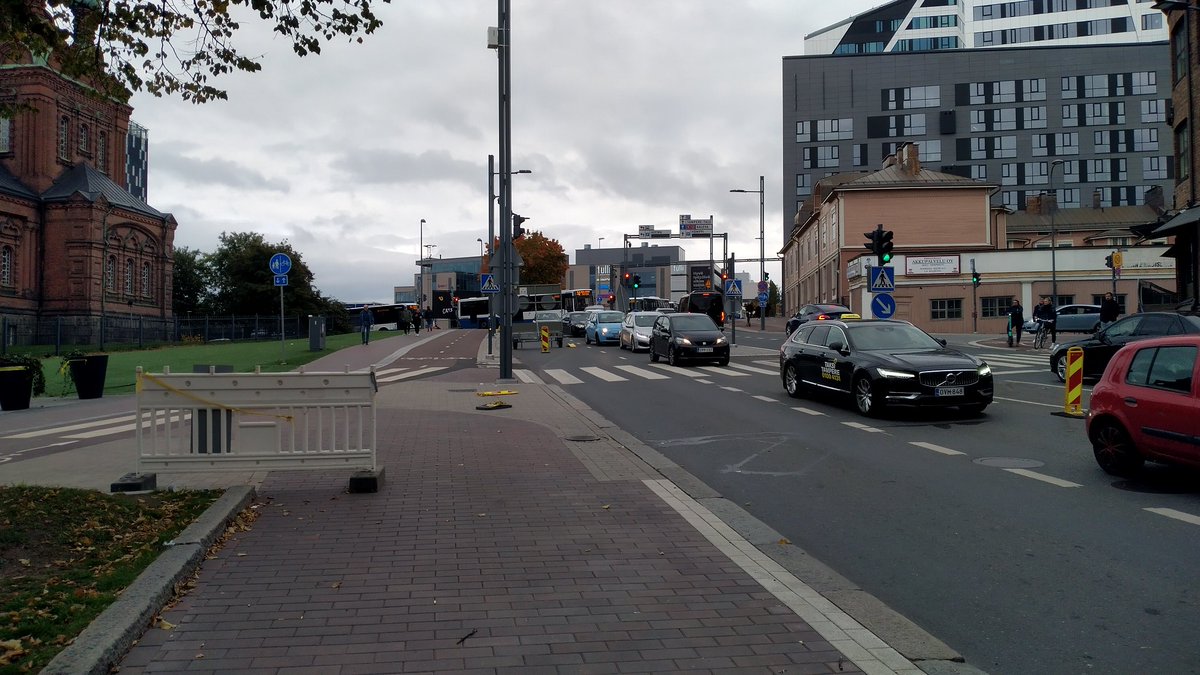 tuoja's tweet photo. Mikähän ajatus tässäkin on?
Estää työmaa-aidalla bussien pääsy pysäkille, että saadaan varmasti isommat ruuhkat aikaan ja sotkettua bussien aikataulut? Varsinainen työmaa-alue on pysäkin jälkeen.
@Tamperekaupunki
#Tampere
#TREliikenne
#joukkoliikenne https://t.co/wI2u230RaF