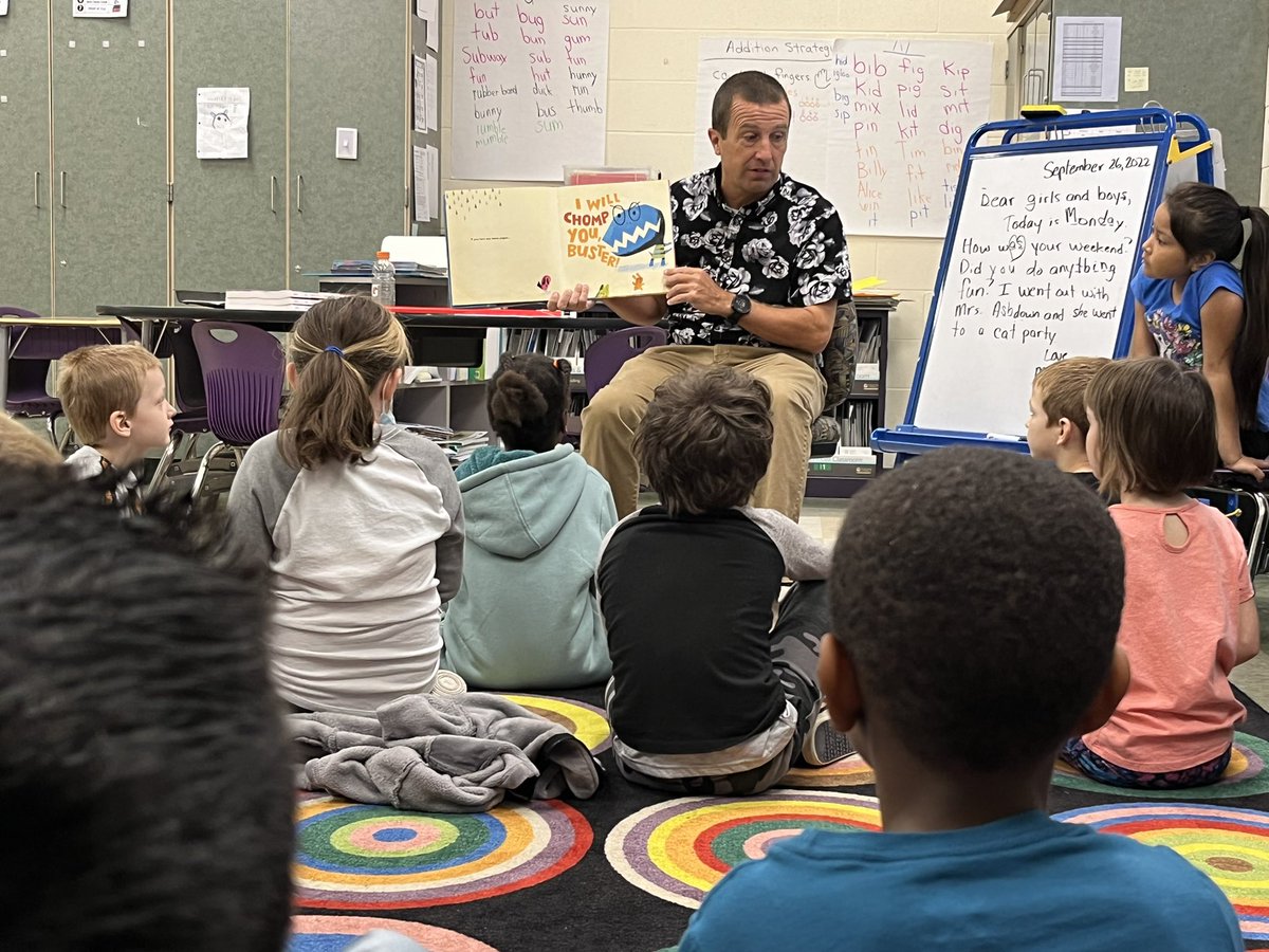 MiddieManning's tweet photo. A read-aloud is a great way to start morning meeting! @IamJoryJohn #Chomp #MakeyourMoveMonday @MayfieldTweets https://t.co/1kC96aK5hi
