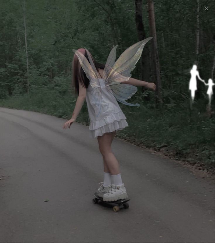 TheeSkarlet's tweet photo. A litteral dream>> #farries #wings #pixiegirlsww #nature #outside #aspire #forrest #trees #cat #pixiecats https://t.co/tqoQRDYwrZ