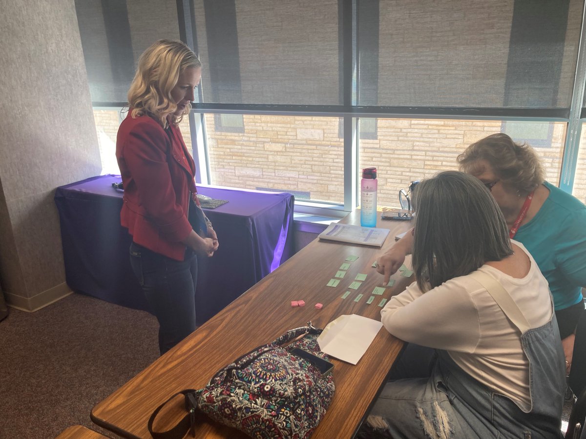 OlatheWl's tweet photo. Katrina Carey, French teacher at Olathe East, presents at KSWLA regarding how to help students ‘level up’ their language proficiency.  Way to go Katrina!   @WorldLanguageOE https://t.co/ZBu2A5aNsm