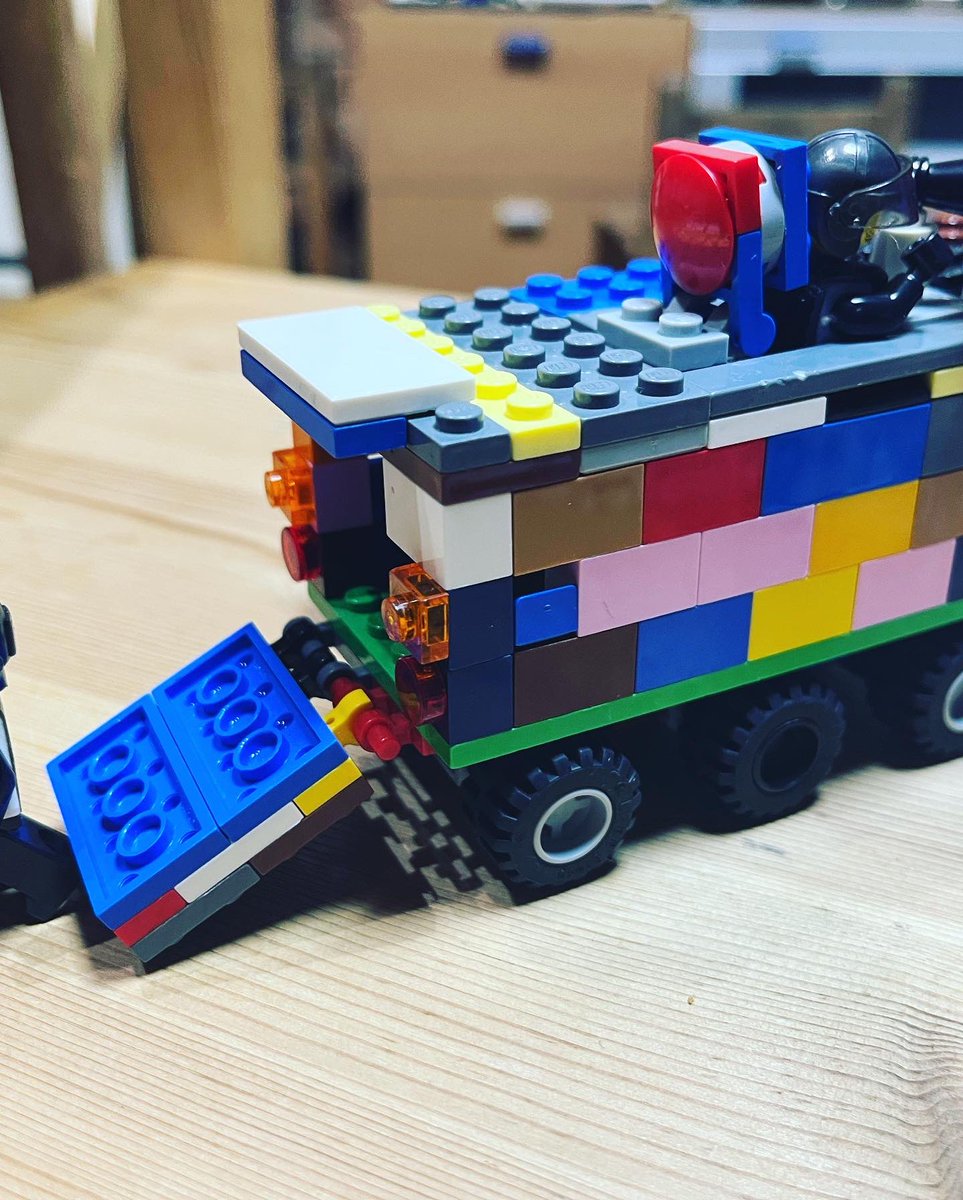 sotalegobuilder's tweet image. ちびっ子レゴビルダー「SOTA」が作る設計図の無いデザイン

#装甲輸送車
#aav7 

#写真のみが設計図
#SOTA_LEGOBUILDER
#LEGOBUILDER
#legophotography