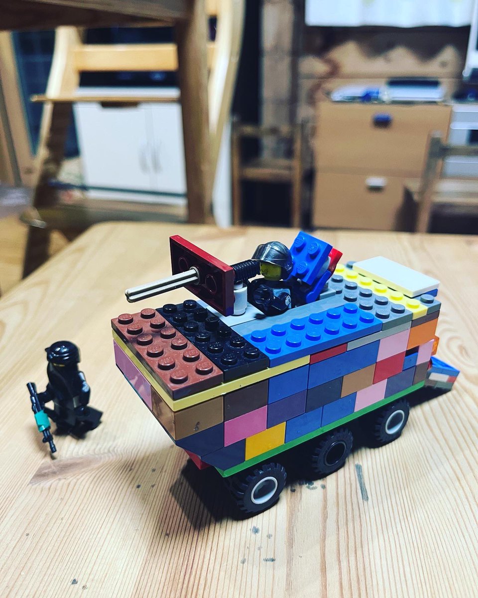 sotalegobuilder's tweet image. ちびっ子レゴビルダー「SOTA」が作る設計図の無いデザイン

#装甲輸送車
#aav7 

#写真のみが設計図
#SOTA_LEGOBUILDER
#LEGOBUILDER
#legophotography