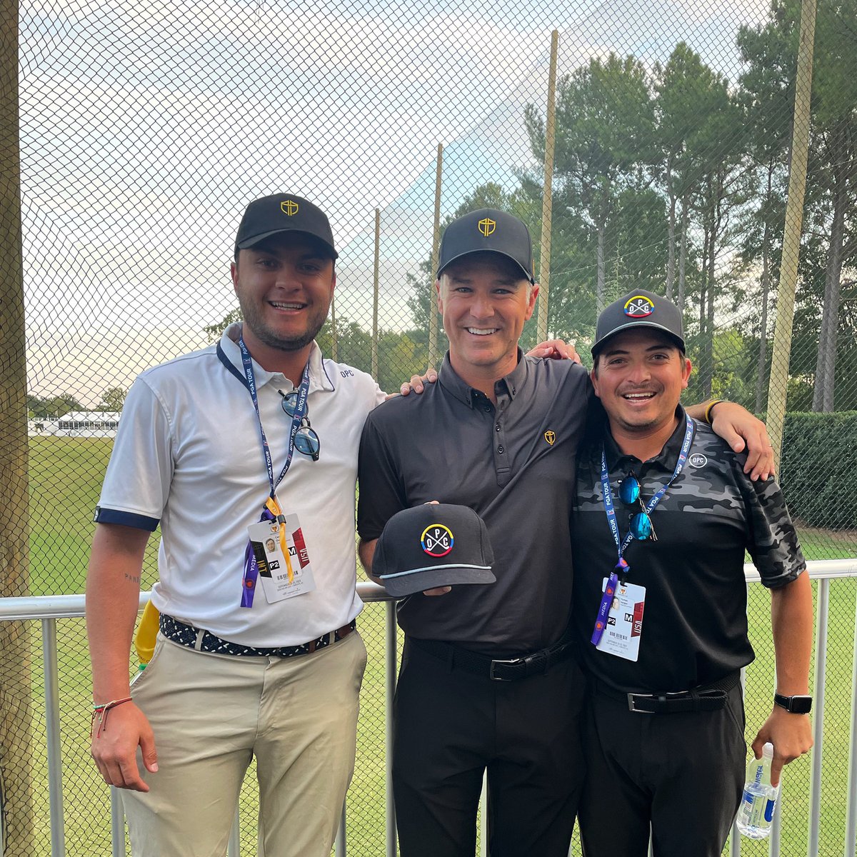 tomvargasortiz's tweet photo. El Capi @TrevorImmelman con el regalo de @oneputtcolombia 🧢🇨🇴

@IntlTeam 🟡⚫️🟡⚫️

#TeamOPC #PresidentsCup #VamosTeamINT 

@PresidentsCup @pgatouresp https://t.co/aEIWLzz77L