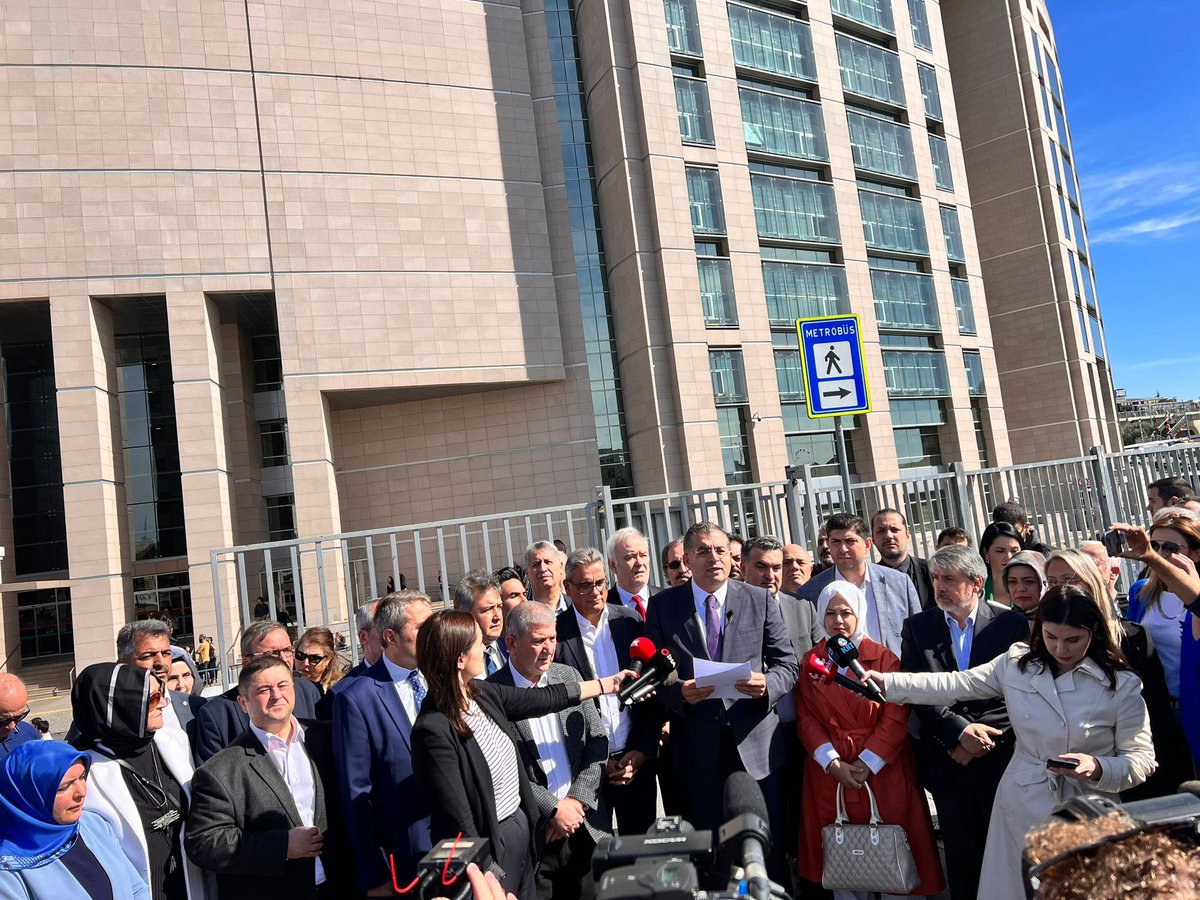 isamesihsahin's tweet photo. Parti Sözcümüz Serkan Özcan Merkez Bankası Bşk. hakkında yaptığı eleştiri nedeniyle Savcılığa ifadeye çağrıldı. İfadede avukat olarak hazır bulunduk. 

Aslında Serkan Beyin konuşmaları ders niteliğinde. Keşke şikayet etmek yerine ders almayı tercih etseydiniz. @serkanozcan1 https://t.co/Ab9zSCMqYi