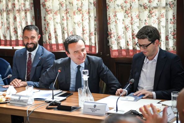 MPL_KS's tweet photo. Minister Krasniqi, host of the coordination mtg w Prime Minister Albin Kurti, Minister Hekuran Murati, Deputy Minister Getoar Mjeku &amp;Mayors of Municipalities, to discuss cooperation b/w central &amp; local level and other topics.
See full info 👇
https://t.co/mIXFClyL7r https://t.co/XWn4aaDqno