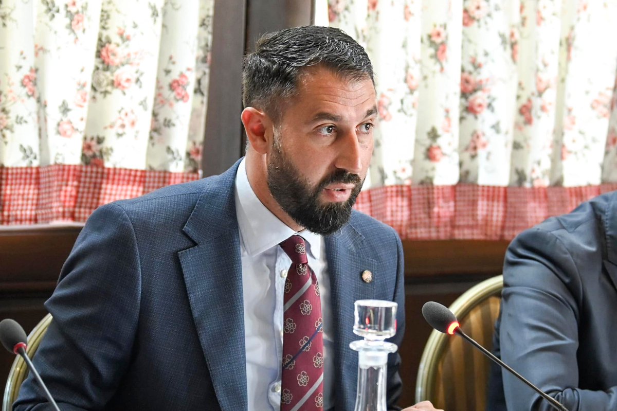 MPL_KS's tweet photo. Minister Krasniqi, host of the coordination mtg w Prime Minister Albin Kurti, Minister Hekuran Murati, Deputy Minister Getoar Mjeku &amp;Mayors of Municipalities, to discuss cooperation b/w central &amp; local level and other topics.
See full info 👇
https://t.co/mIXFClyL7r https://t.co/XWn4aaDqno