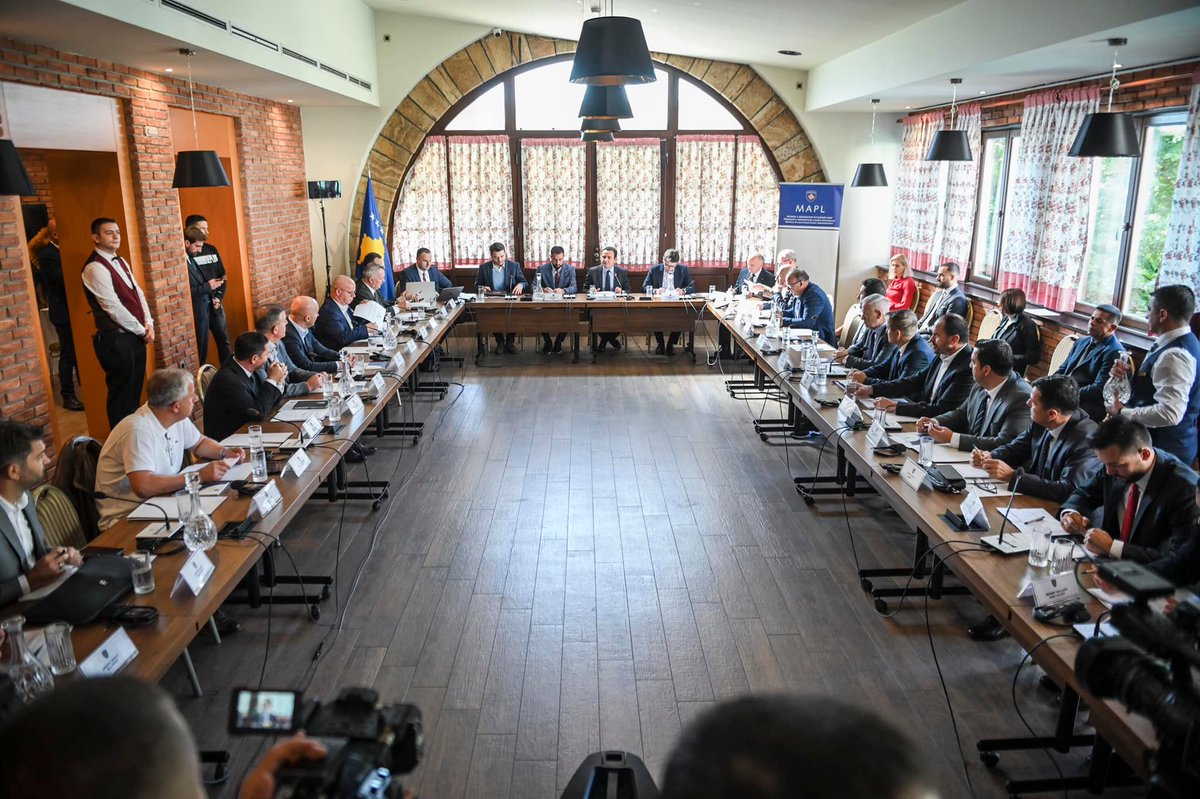 MPL_KS's tweet photo. Minister Krasniqi, host of the coordination mtg w Prime Minister Albin Kurti, Minister Hekuran Murati, Deputy Minister Getoar Mjeku &amp;Mayors of Municipalities, to discuss cooperation b/w central &amp; local level and other topics.
See full info 👇
https://t.co/mIXFClyL7r https://t.co/XWn4aaDqno