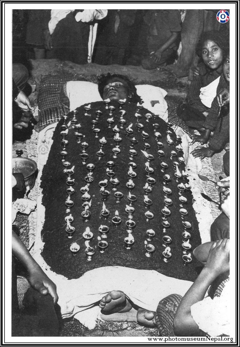 OldphotoofNEPAL's tweet image. भक्तपुरमा छातीमा जमरा उमार्न व्रत बसेका उपासक, सन् १९७० को दशक । फोटोः जीम गुडमन
#Ghatasthapana #oldNepal #jamara #dashain  #Nepal @photomuseumNepal @pmuseumNepal