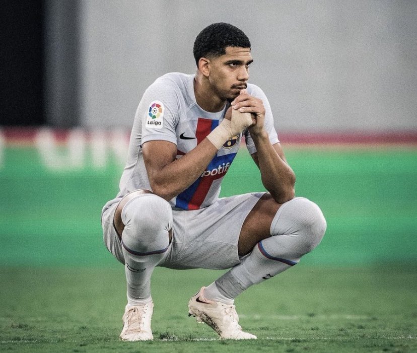 RodrigoRomano76's tweet photo. Desde el punto de su edad, 23, lo lógico es una operación. 

El jugador ha tenido varios episodios de lesiones y la cirugía lo puede ayudar.

Uruguay lo pierde ahora y duele por su nivel pero con la edad que tiene, habrá mucho más de Araujo en la selección. 

Hay que aceptarlo. https://t.co/0DPqcc7p58