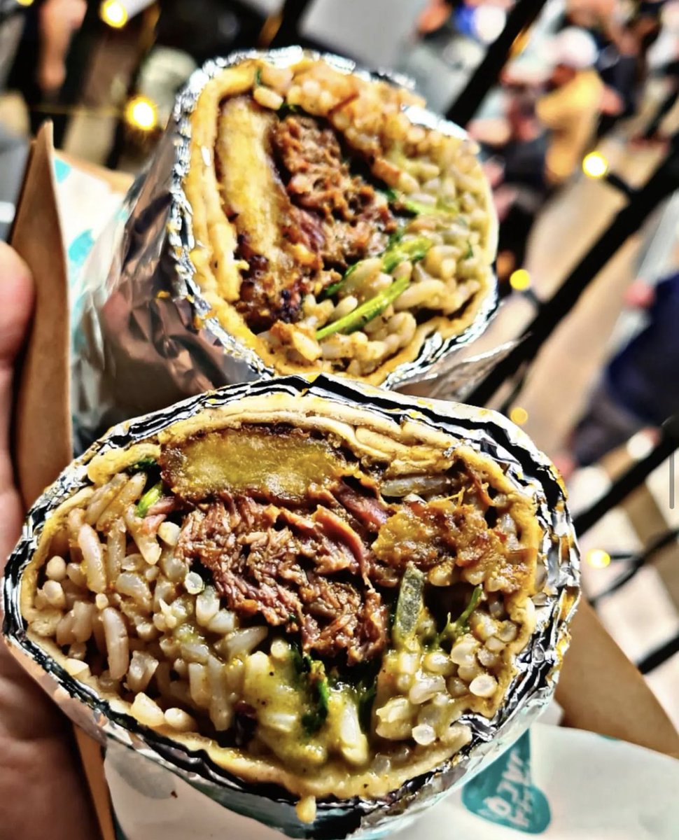 CURRY GOAT BURRITO 🔥
Head to <a href="/MamaJacqs/">Mama Jacq's</a> for this incredible creation!

@foodfriendsandme