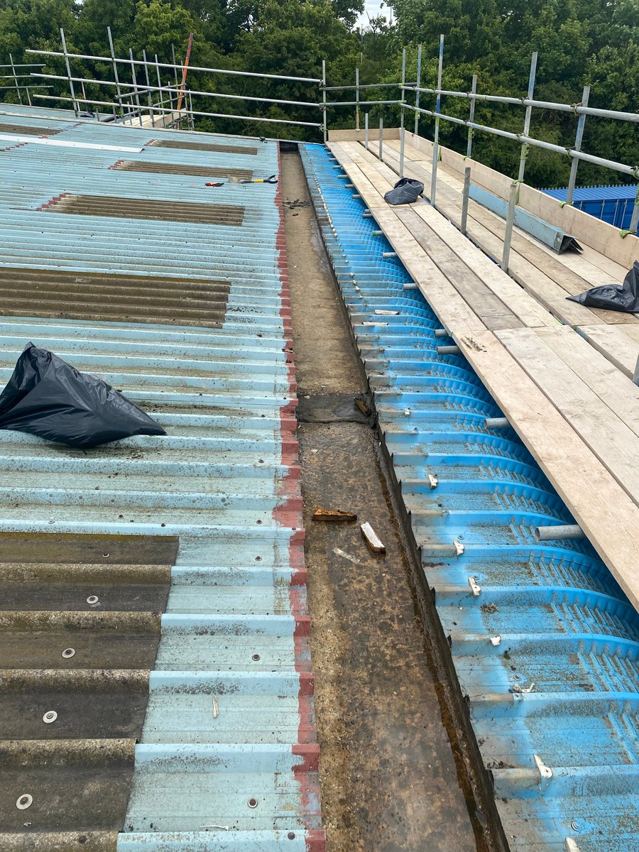PracticalRoofCo's tweet image. Installation of insulated over-clad roof system to uninsulated building in Milton Keynes. #roofing #construction #healthandsafety