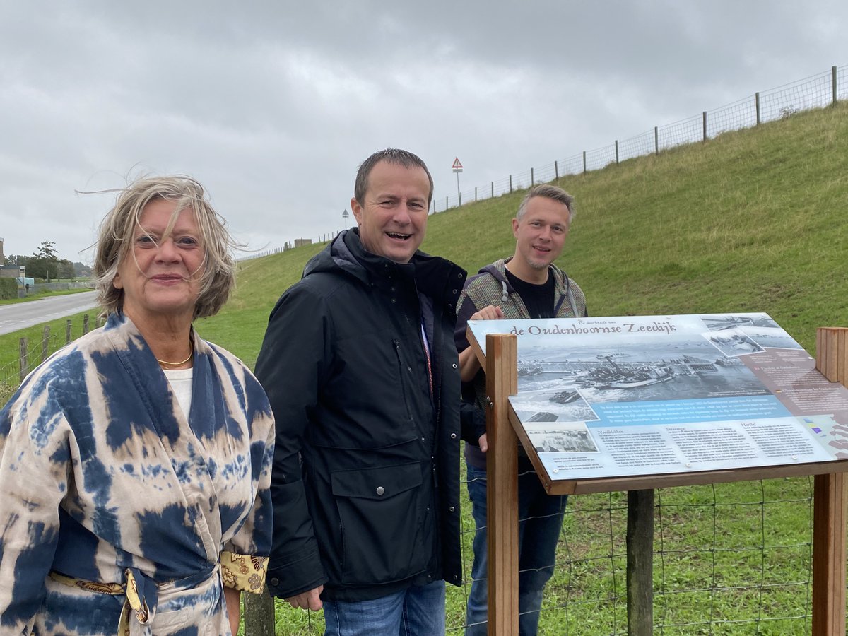 Hollandse Delta heeft een nieuw informatiebord over de #watersnoodramp 1953  onthuld aan de Oudenhoornse Zeedijk  @gemeenteHsluis op Voorne-Putten bit.ly/3Shbtdp