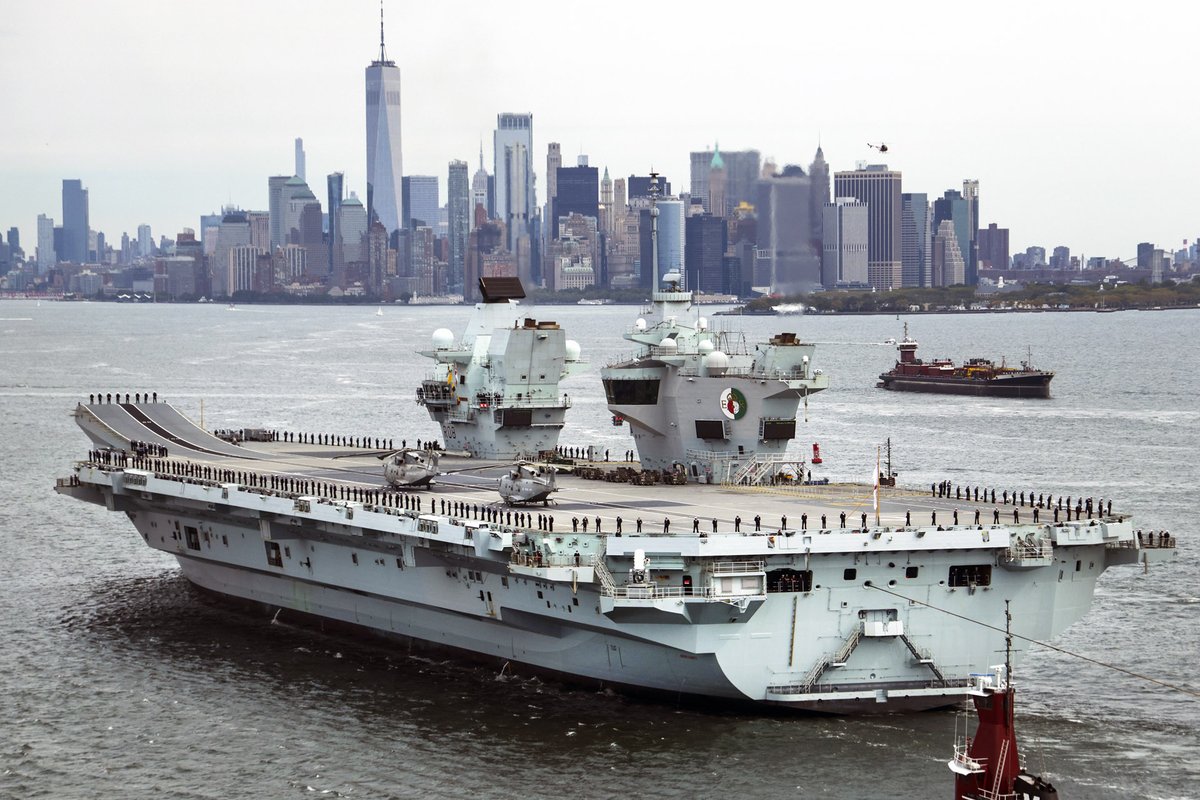 Big ship in the Big Apple.🍏 Royal Navy flagship @HMSQNLZ is anchored off Manhattan and the Statue of Liberty ready for a high-profile few days in #NYC. The ship is hosting the @FutureAtlantic forum - a meeting of the brightest 🇬🇧 and 🇺🇸 minds ➡️ ow.ly/loue1043rJP