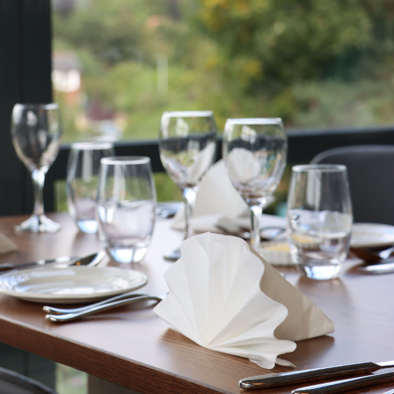 ExeterCollege's tweet photo. 🖌️ Over the summer we have been busy giving our student-run restaurant a make-over.

It looks 👌 😍

Here's a little sneak preview. Pop by and say hello soon.

Book a table using the link below 👇

#ExeCollProud | #FineDining | #DevonFoodie | #ChefsoftheFuture