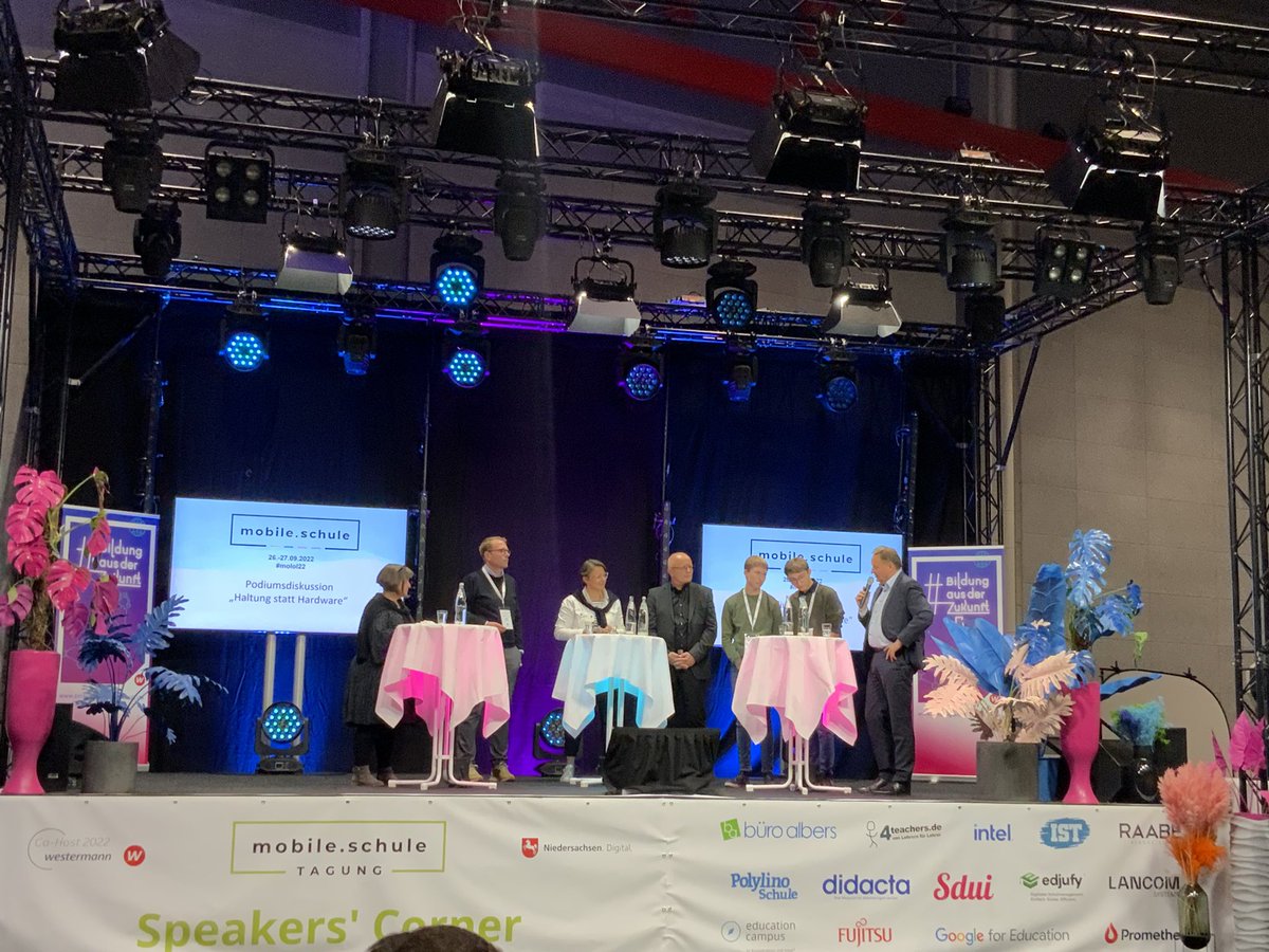 Haltung statt Hardware - Podiumsdiskussion #molol22