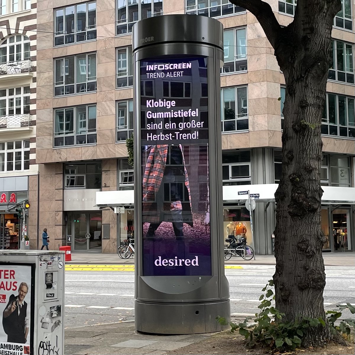 HH_Werbefrei's tweet photo. #Stadtinformation? #Bullshit!
#Gummistiefel #Herbsttrend #Infoscreen #Außenwerbung #Ströer
#Hamburg #Volksinitiative #werbefrei https://t.co/1VyTYyEg0o