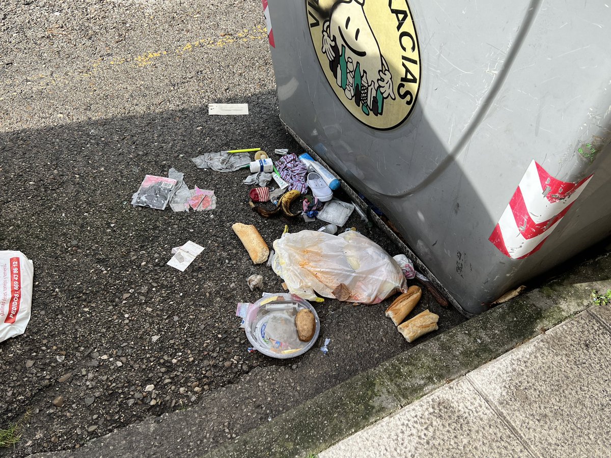 santandersucio's tweet photo. Oye, @gemaigual, que hay cosas que ni la lluvia se lleva. ¿Pretendes hacer algo? ¿O vas a seguir permitiendo estos buffets libres para ratas y gaviotas? #SantanderSucio #SantanderSuciedad #SantanderCiudad #Santander https://t.co/CwTXZPvCbJ