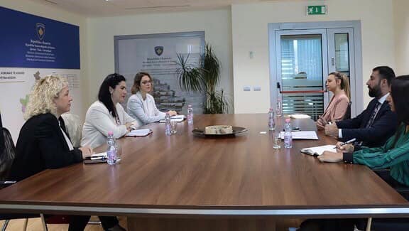 MPL_KS's tweet photo. Minister Krasniqi received in a mtg the representatives of UN Women, Vlora Nushi, Linda Sanaja &amp; Jeta Krasniqi, during which mtg the implementation of Gender Responsive Budgeting project at the local level was discussed.
https://t.co/3wY0r2lqJJ https://t.co/iSOBNIpowA