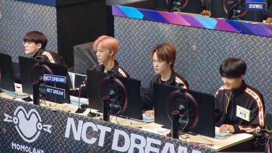 7DREAMPJS's tweet photo. 😐             😐             😐             😁 https://t.co/M1QKjokWGl