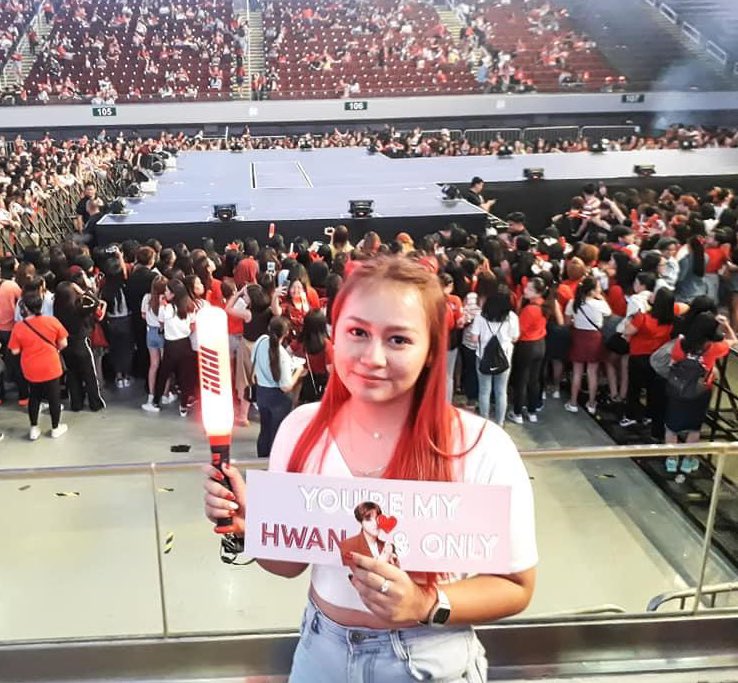 straykonicVIP's tweet photo. my red hair tradition whenever iKON comes to the ph 🫶🏼🫶🏼 

next time VIP na sana para makapagpapansin naman sa members HAHAHAHA ✨

#KPM2 https://t.co/OZzloAjjCE