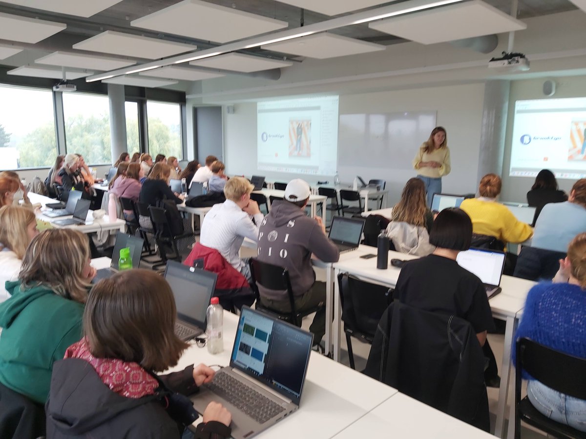 Marie De Clerckx, marketing manager van Brooklyn gaf vandaag een boeiend gastcollege over de marketingstrategie aan onze studenten communicatie van <a href="/howest/">Howest</a>.