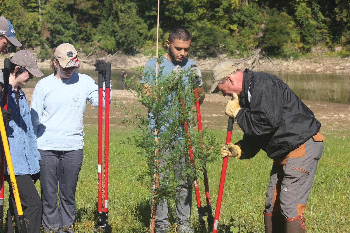 NashvilleCorps's tweet photo. Check out these photos taken last Saturday on #NationalPublicLandsDay at Old Hickory Lake &amp;  Center Hill Lake. Volunteers joined Nashville District #ParkRangers to clean up trash, plant trees, cover graffiti, and much more!
#NPLD #keepourcommunityclean #NashvilleDistrict https://t.co/Zlbs7HZfWd