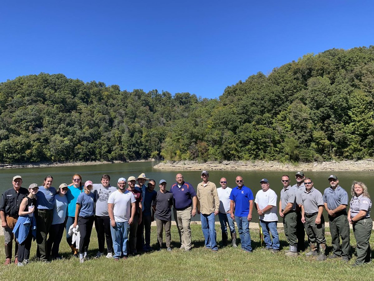 NashvilleCorps's tweet photo. Check out these photos taken last Saturday on #NationalPublicLandsDay at Old Hickory Lake &amp;  Center Hill Lake. Volunteers joined Nashville District #ParkRangers to clean up trash, plant trees, cover graffiti, and much more!
#NPLD #keepourcommunityclean #NashvilleDistrict https://t.co/Zlbs7HZfWd