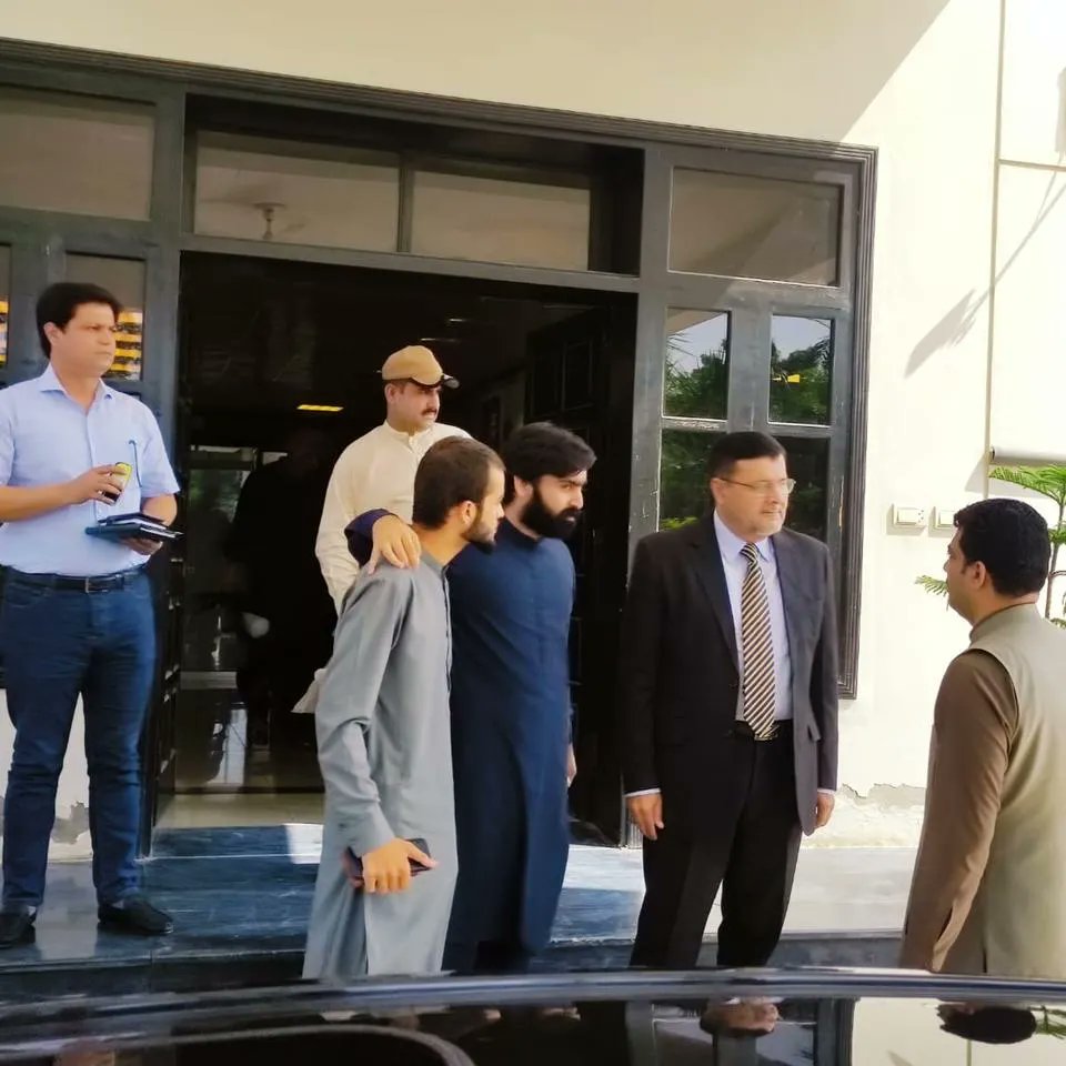 ShahrozKhattak5's tweet photo. صوبائی وزیر لیبر پنجاب عنصر مجید خان اور حسنین اولکھ ڈپٹی کنونئیر آئی ایس ایف پنجاب امیدوار پی پی 76 کے ہمرا وائس چانسلر پروفیسر ڈاکٹر قیصر عباس سے ملاقات یونیورسٹی میں طلبہ کے مسائل پے بات چیت۔
#ISFUOS🇧🇫
#LongliveISF🔥
#University https://t.co/NSSZTdS9De