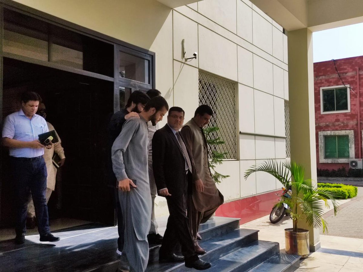 ShahrozKhattak5's tweet photo. صوبائی وزیر لیبر پنجاب عنصر مجید خان اور حسنین اولکھ ڈپٹی کنونئیر آئی ایس ایف پنجاب امیدوار پی پی 76 کے ہمرا وائس چانسلر پروفیسر ڈاکٹر قیصر عباس سے ملاقات یونیورسٹی میں طلبہ کے مسائل پے بات چیت۔
#ISFUOS🇧🇫
#LongliveISF🔥
#University https://t.co/NSSZTdS9De