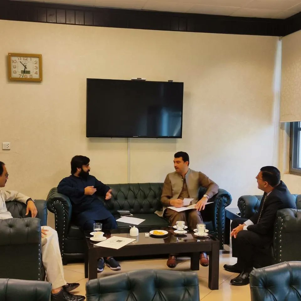 ShahrozKhattak5's tweet photo. صوبائی وزیر لیبر پنجاب عنصر مجید خان اور حسنین اولکھ ڈپٹی کنونئیر آئی ایس ایف پنجاب امیدوار پی پی 76 کے ہمرا وائس چانسلر پروفیسر ڈاکٹر قیصر عباس سے ملاقات یونیورسٹی میں طلبہ کے مسائل پے بات چیت۔
#ISFUOS🇧🇫
#LongliveISF🔥
#University https://t.co/NSSZTdS9De