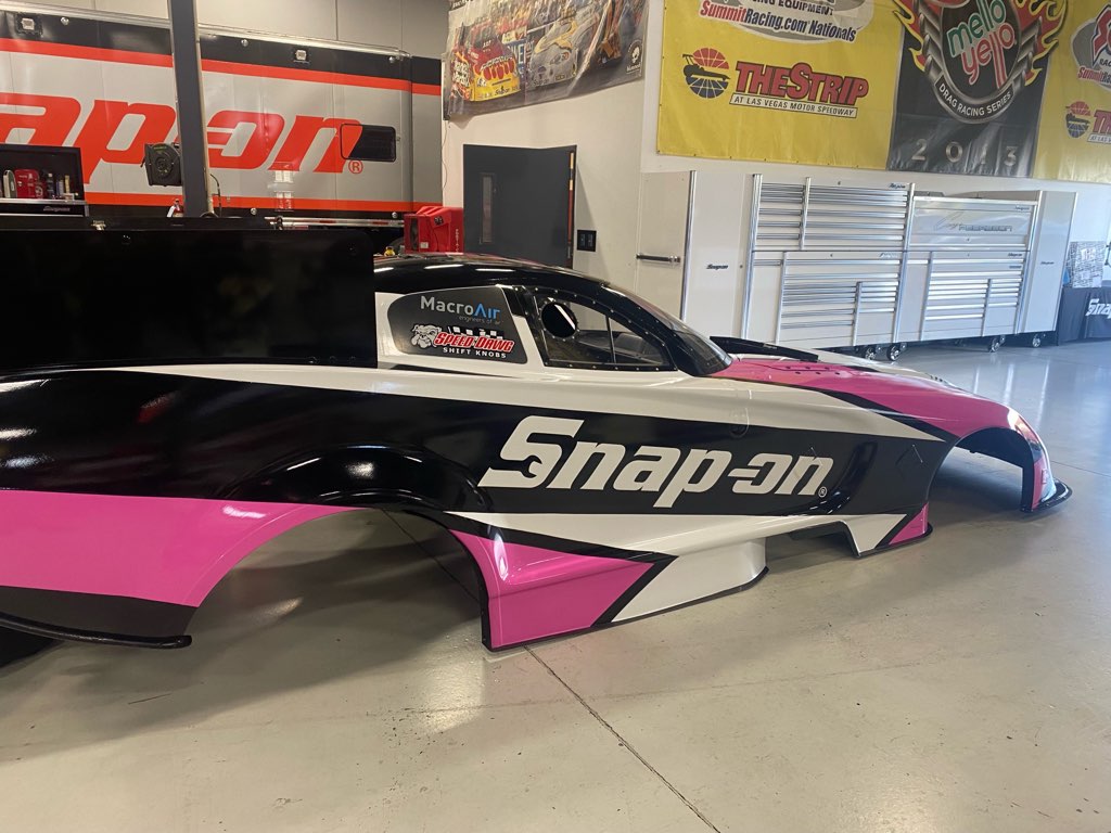 Snapon_Tools's tweet photo. We're kicking off Breast Cancer Awareness Month at the NHRA #MidwestNats with @CruzPedregon this weekend! Check out the Snap-on Funny Car decked out to support @ThePinkFund! #SnaponRacing #Snapon #SocketToBreastCancer https://t.co/FQ75ba6JYE