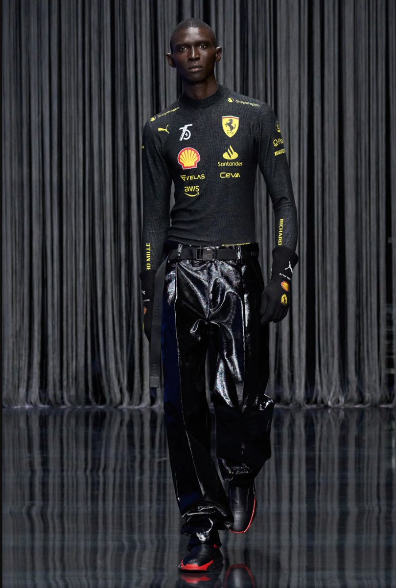 RevistaAlaModa's tweet photo. La nueva propuesta de Ferrari cerró la Semana de la Moda en Milán se llevó a cabo en el magnífico Teatro Lírico de Milán. El piloto de diseño de la colección, Rocco Iannone, se inspiró en los autos, pero también consideró el entorno de estilo de vida más amplio.
#RevistaAlaModa https://t.co/rWmySnv2io