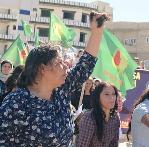KurdishArchive's tweet photo. Support for Kurdish uprising continues: in #Kobanê, the place where the women's revolution in Rojava started, women showning solidarity with the struggle of women in #Rojhelat &amp; #Iran. Kurdish Women cut their hair, taking off headscarves and burne them in protest
#JinaAmini https://t.co/fUFkZGOSS3