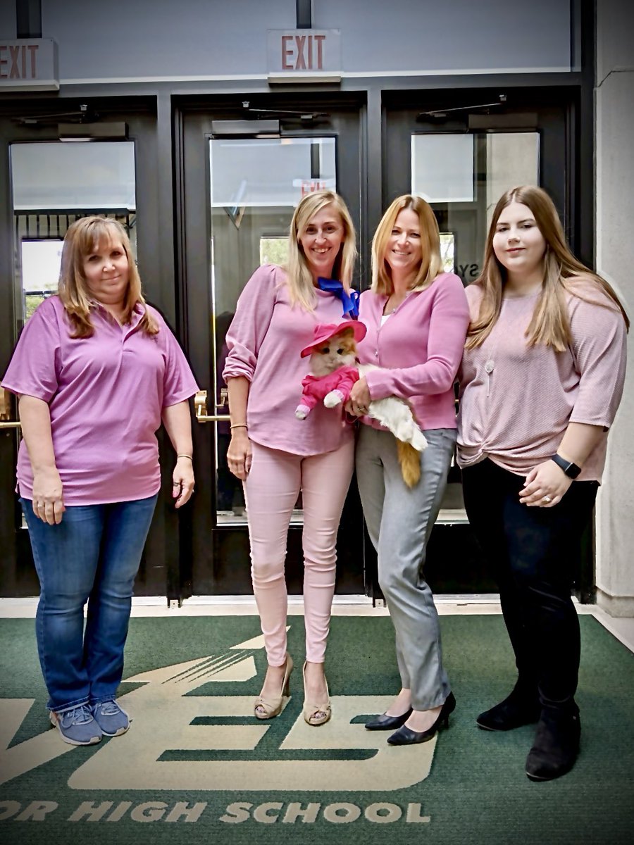 RNamaky's tweet photo. On Mondays we wear pink. HoCo Spirit Week. @SycamoreSchools @SycamoreJrHigh @leslilally #meangirls ⬅️ #jk https://t.co/QCI6DvuOz0