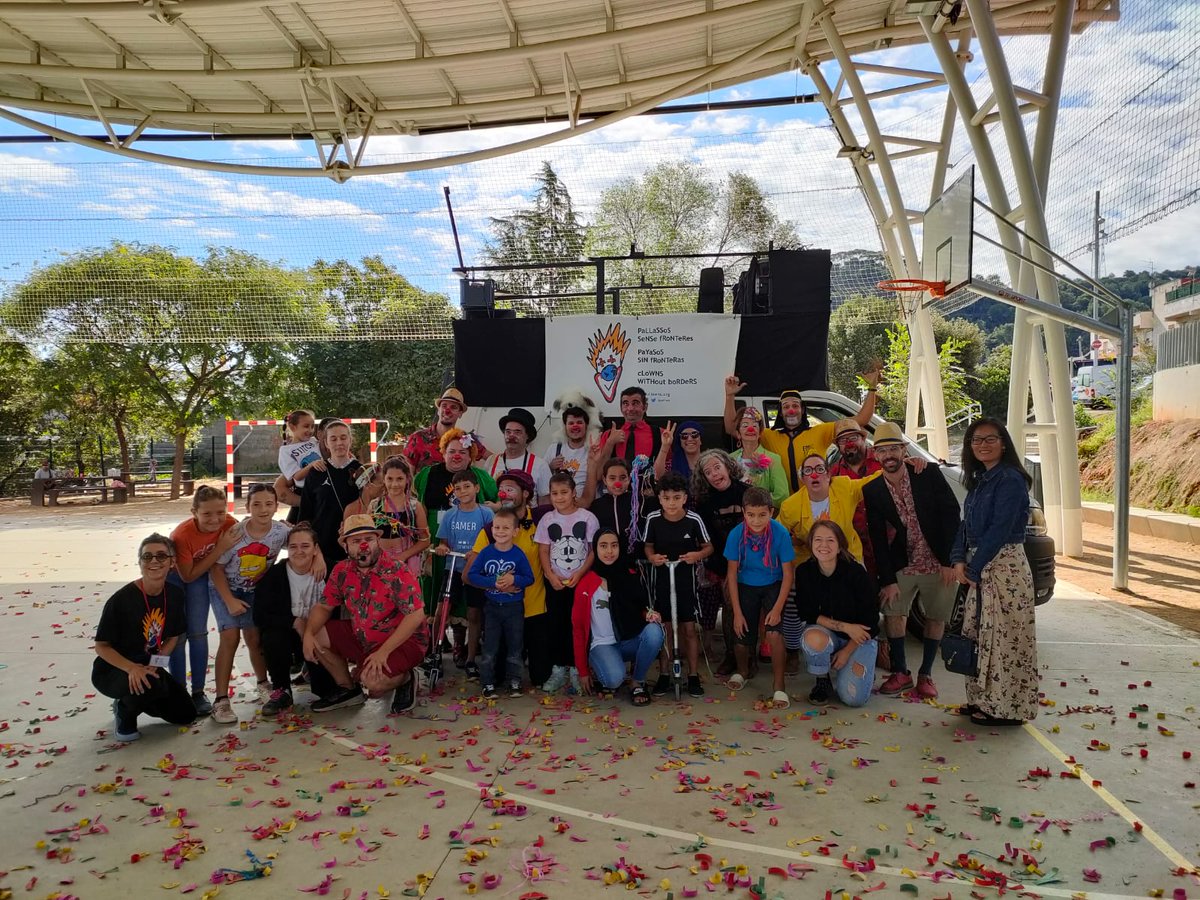 MESTUMACAT's tweet photo. Ahir va ser una gran festassa !! Mooolt contents de formar part d'aquesta gran familia @psfcwb !!! 🤡🍅🥳 #RiureNoteFronteres Gràcies #Educarts #Voluntaris @bcncultura https://t.co/pwBK6Gewet