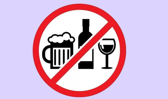 İşcinin mesai saati içerisinde veya dışında alkol alıp alkollü bir şekilde iş yerinde bulunması haklı nedenle fesih sebebidir.
22. Hukuk Dairesi 
2020/1555E. , 2020/6007 K.